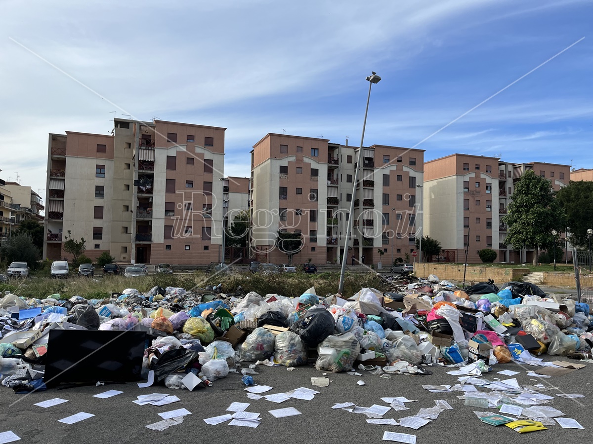 Reggio, al Rione Marconi ancora spazzatura per strada e roghi di rifiuti – FOTO