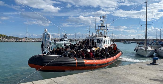 Roccella, continuano gli sbarchi: arrivati 263 migranti – VIDEO