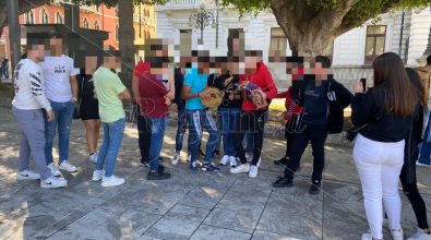 Reggio, niente scuola nel giorno dei morti: ragazzini in piazza a ballare la tarantella – VIDEO