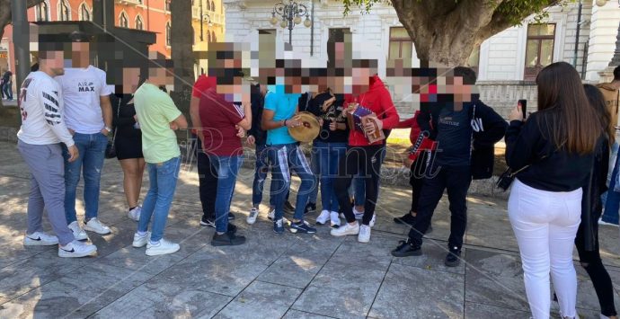 Reggio, niente scuola nel giorno dei morti: ragazzini in piazza a ballare la tarantella – VIDEO