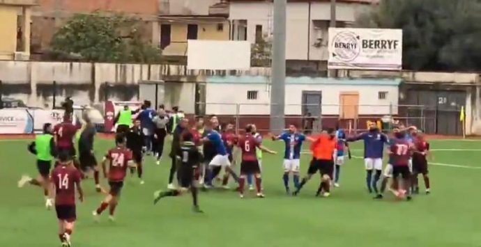 Calcio violento, maxi rissa a Rosarno: tre giocatori in ospedale e partita sospesa – VIDEO