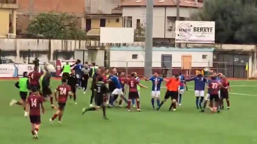Calcio violento, maxi rissa a Rosarno: tre giocatori in ospedale e partita sospesa – VIDEO