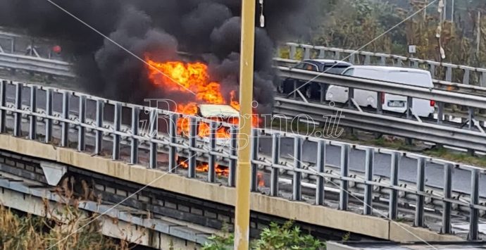 Reggio, veicolo in fiamme sulla tangenziale: traffico bloccato – VIDEO