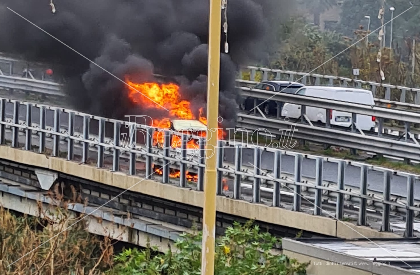 Reggio, veicolo in fiamme sulla tangenziale: traffico bloccato – VIDEO