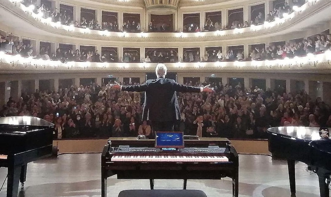Musica, standing ovation per Claudio Baglioni al teatro “Cilea”