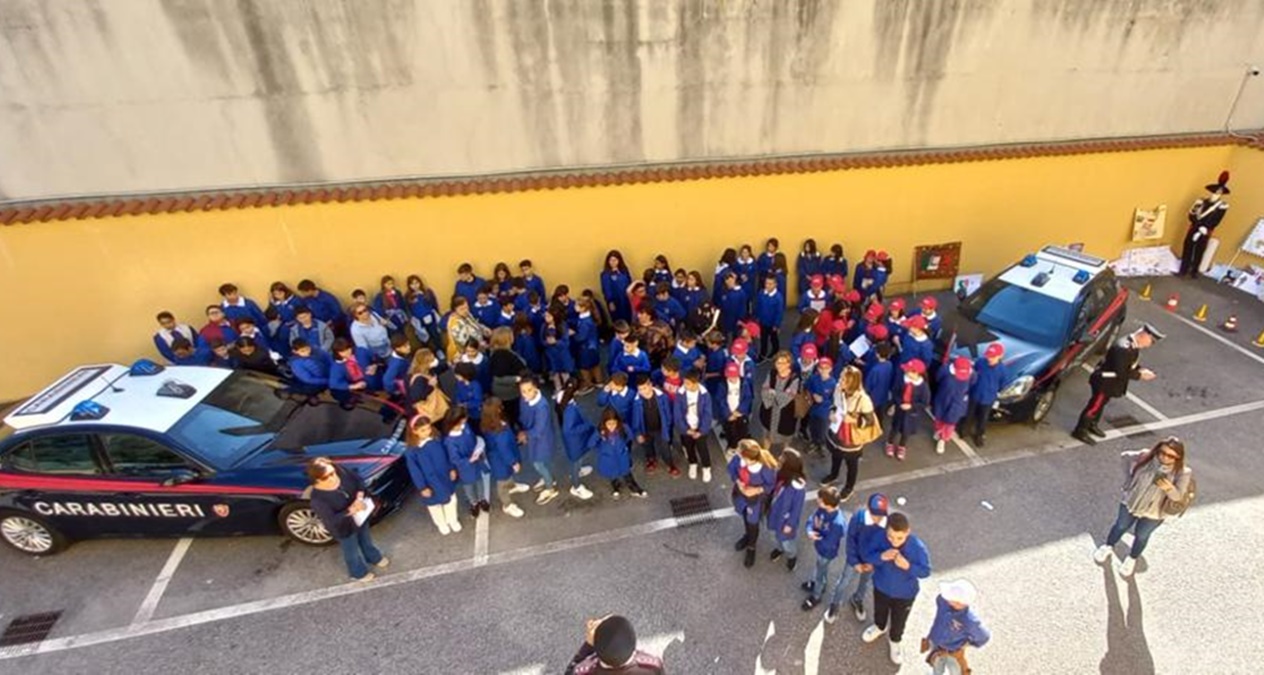 Festa delle forze armate a Gioia Tauro, i carabinieri hanno ospitato gli studenti