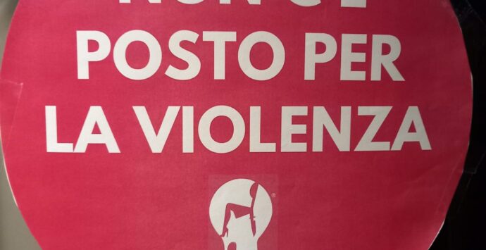 25 novembre, Atam: una panchina rossa e un posto sui bus per le donne vittime di violenze – FOTO