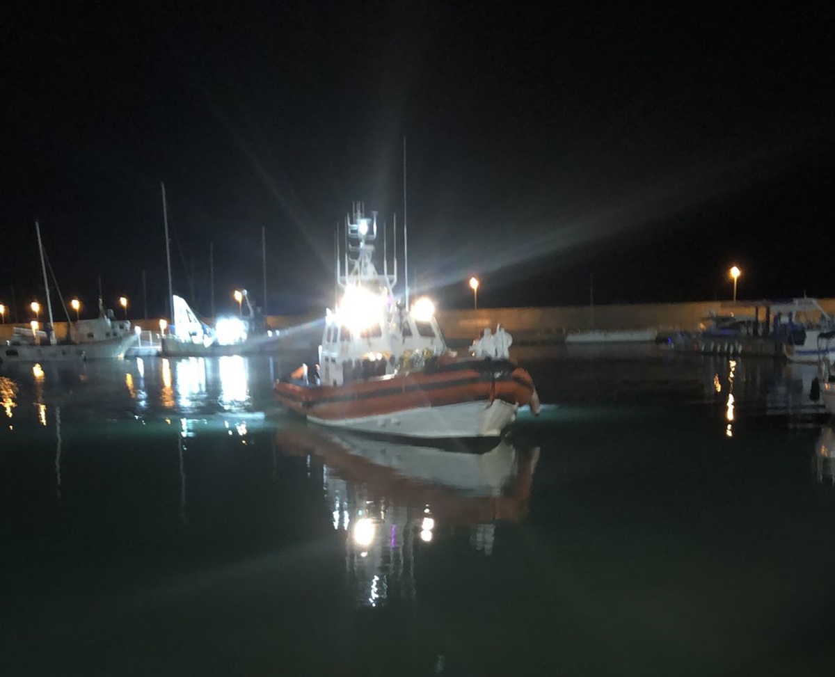 Migranti, 8 cadaveri su un barcone: bimbo morto gettato in mare dalla madre