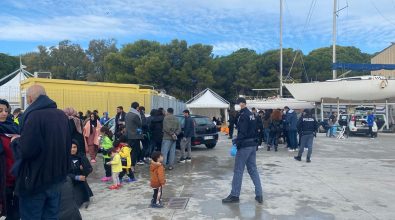 Migranti, altri 102 sono sbarcati questa mattina a Roccella Jonica – VIDEO
