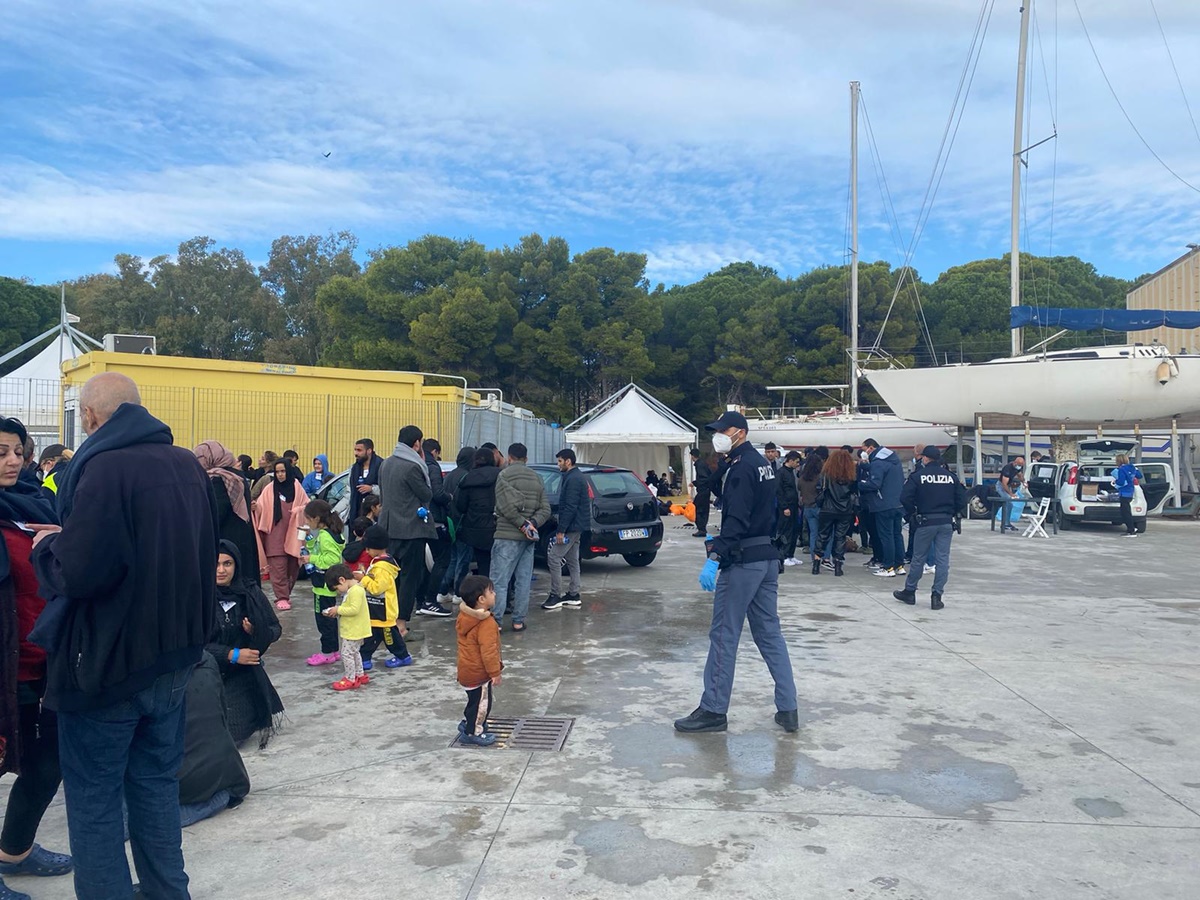 Migranti, altri 102 sono sbarcati questa mattina a Roccella Jonica – VIDEO