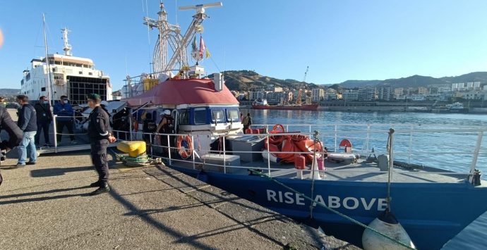 Reggio, la nave Rise Above ha lasciato il porto