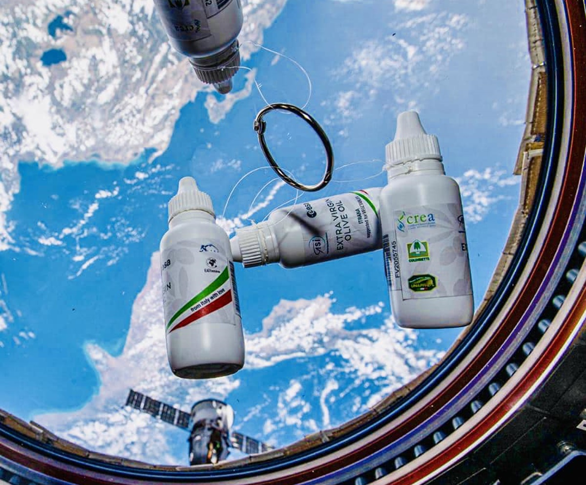 L’olio calabrese arriva nello spazio, virale la foto di Samantha Cristoforetti