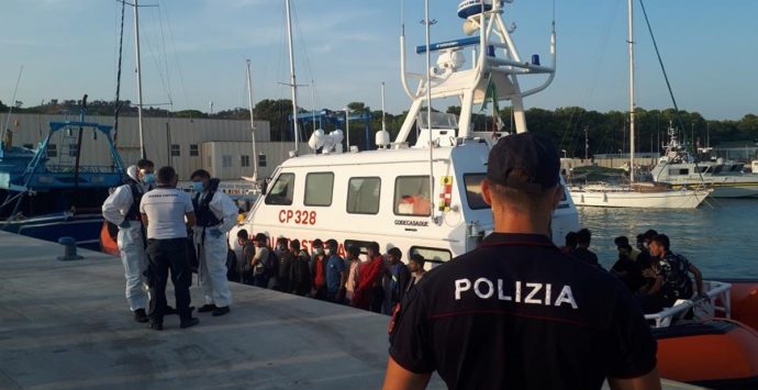 Sbarchi a Reggio e Roccella, la polizia ferma sette scafisti