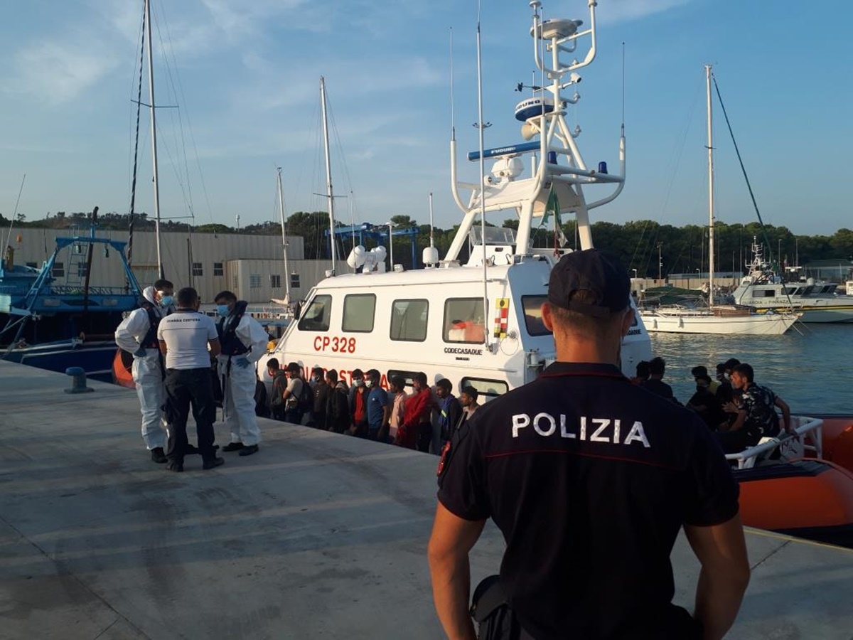 Migranti, 7 scafisti arrestati a Roccella Jonica