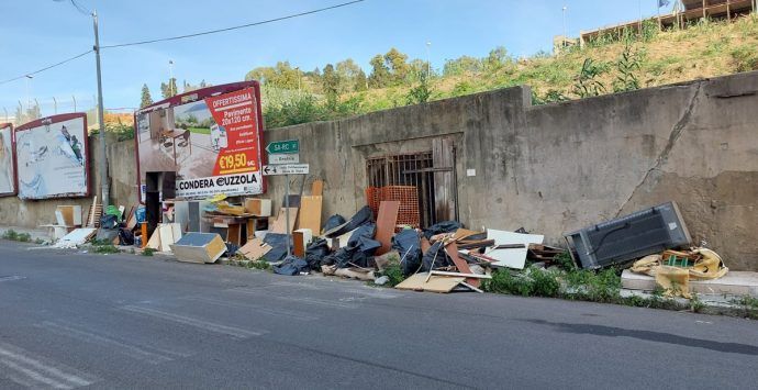 Reggio, via Enotria invasa dalla spazzatura – FOTO