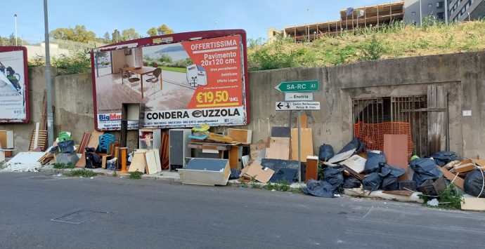 Reggio, via Enotria invasa dalla spazzatura – FOTO