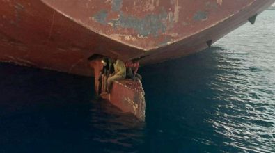 Undici giorni seduti sul timone di una petroliera, in salvo tre migranti
