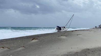 Maltempo nel Reggino, il mare “restituisce” il veliero dei migranti a Caulonia