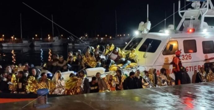 Oltre 10 mila migranti sbarcati nella Locride nel 2022, ecco tutti i numeri dell’emergenza