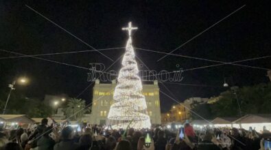Reggio, ecco l’accensione dell’albero di Natale a piazza Duomo – VIDEO