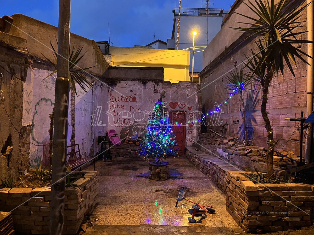 Rione G a Reggio, dopo la pulizia i residenti accendono un albero di Natale in una baracca