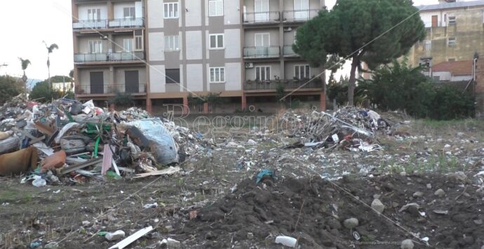 Reggio, le baracche del rione Ferrovieri Pescatori diventano discariche – FOTO e VIDEO