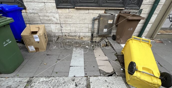 Reggio, in centro cede un tratto di marciapiede accanto a un tubo di gas – FOTO