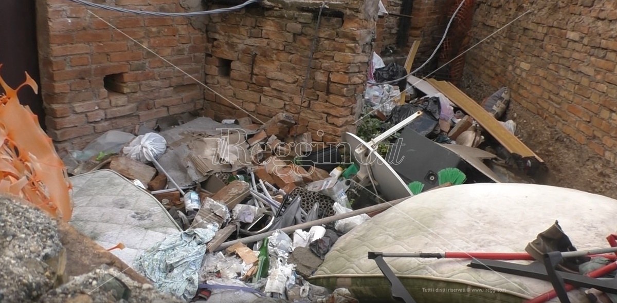 Reggio, Brunetti su Rione G: «Ci sostituiremo ai privati per ripulire manufatti di loro proprietà»  VIDEO