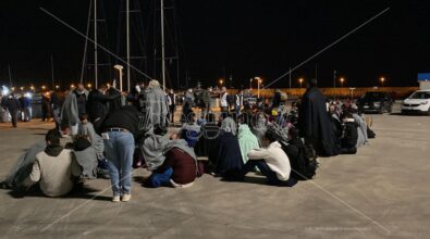 Roccella, nuovo sbarco di 105 migranti – VIDEO