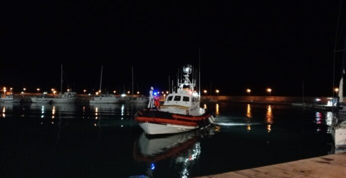 Roccella Jonica, soccorsa barca a vela: sbarcati 53 migranti