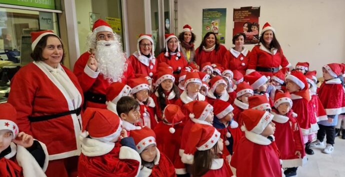 Varapodio, bambini in ufficio postale per spedire le letterine a Babbo Natale