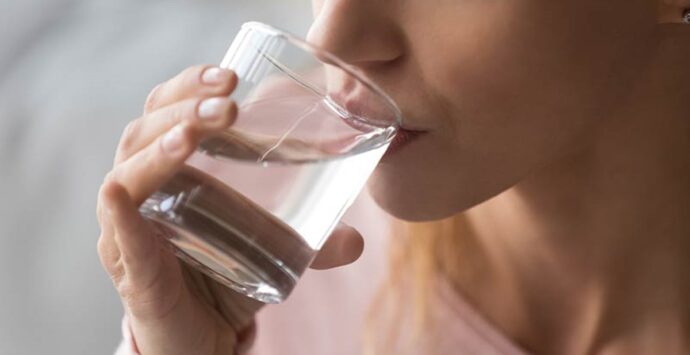 Bere 2 litri di acqua al giorno è troppo, arriva lo studio che smentisce quanto raccomandato finora