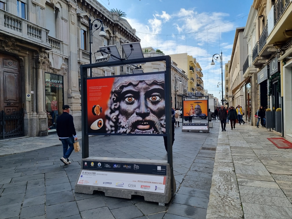 I Bronzi di Riace a Reggio tra la persone: inaugurata la mostra sul corso Garibaldi – FOTO E VIDEO