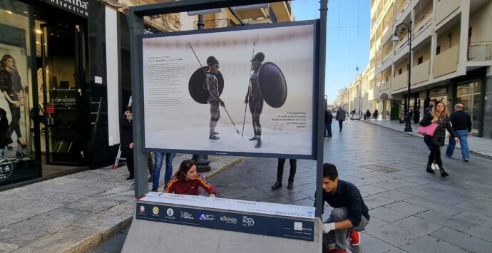 I Bronzi di Riace a Reggio tra la persone: inaugurata la mostra sul corso Garibaldi – FOTO E VIDEO