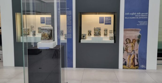 Museo di Reggio, apre la mostra “Sullo scaffale dello speziale” – FOTO
