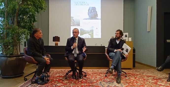 “La Terra dei Bronzi” a Milano, Versace: «Iniziativa di alto valore scientifico»