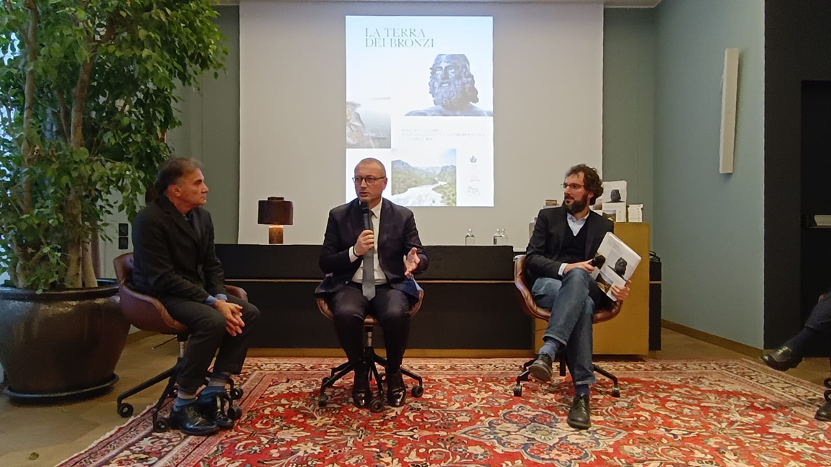 “La Terra dei Bronzi” a Milano, Versace: «Iniziativa di alto valore scientifico»