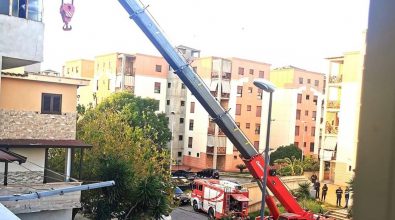 Reggio, blitz dei carabinieri al rione Marconi: gru in azione sulle strutture abusive