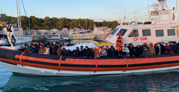 Roccella, circa 800 migranti soccorsi dalla Guardia  Costiera