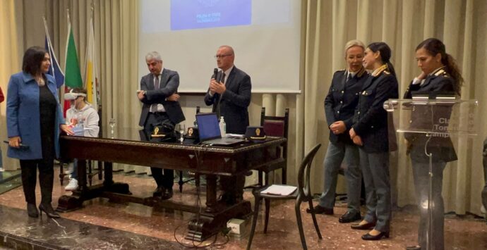 Presentazione calendario Polizia a Reggio, Versace: «Grazie a chi lavora per la nostra comunità»