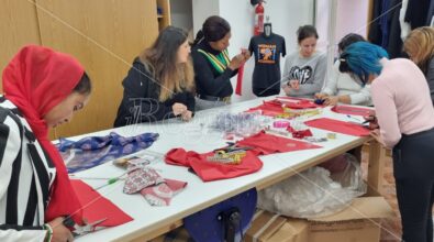 Solidarietà a Reggio, il riscatto delle donne parte laboratorio tessile di Soleinsieme – VIDEO