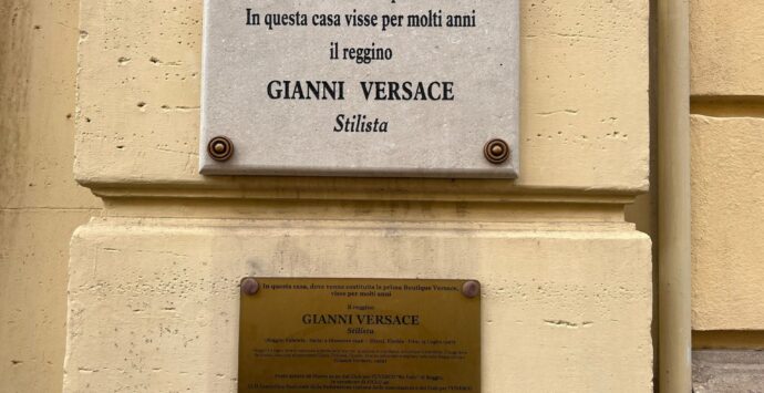 Settimana di Gianni Versace,  targa in via dei Pritanei – VIDEO