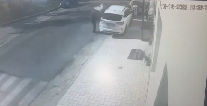 Palmi, auto impazzita va fuori strada: anziano si salva per miracolo – VIDEO