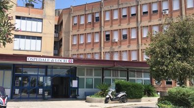 Medici cubani accolti a Locri dall’assessore regionale Calabrese: «Accordo importante»