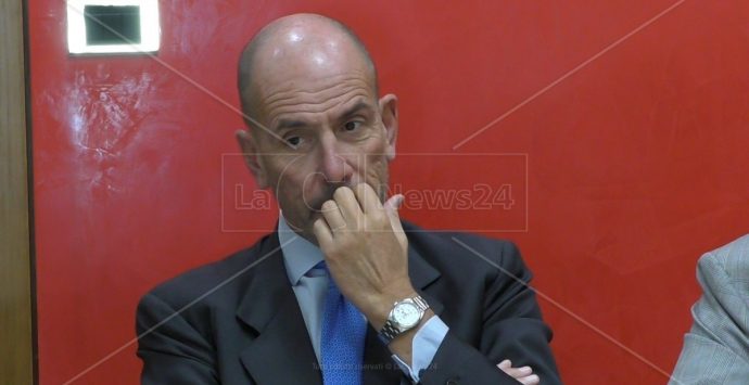 Niente da fare per Giuseppe Profiti: «Incompatibile con la direzione generale del San Martino di Genova»