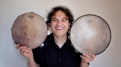 Locri, Massimo Cusato porta la tradizione calabrese in America col suo tamburello