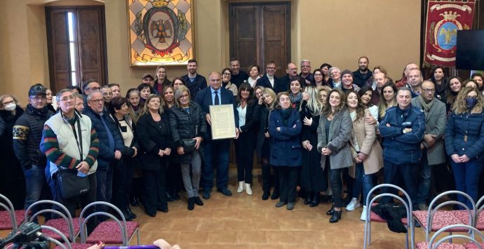 Locri, saluti e commozione per l’ex sindaco Calabrese: «Abbiamo cambiato il destino di questa città»
