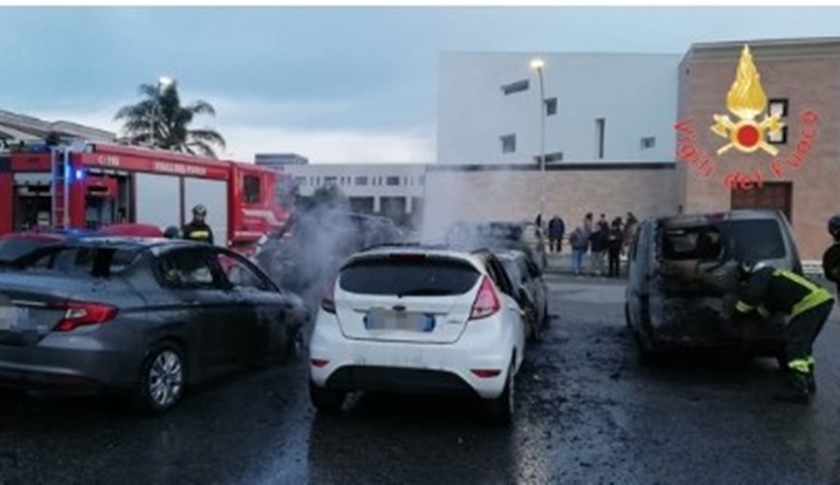 Sei auto in fiamme a Catanzaro, partono le indagini: non è esclusa la matrice dolosa