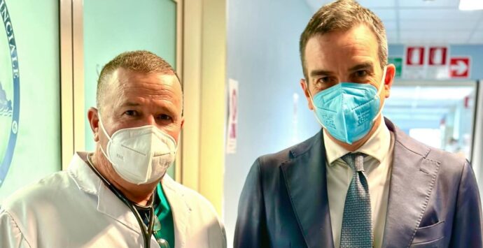 Medici cubani a Reggio: Occhiuto visita a sorpresa l’ospedale di Polistena