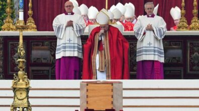 Addio a Benedetto XVI, conclusi a San Pietro i funerali del Papa emerito